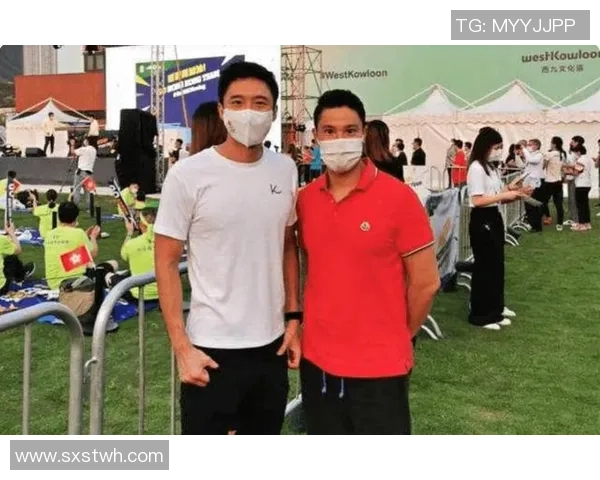 传奇巨星同框合影展现绿茵岁月激情与辉煌瞬间