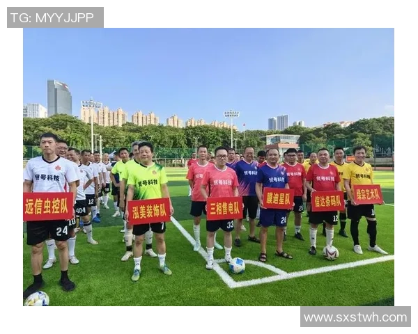 短袖足球球星绿茵闪耀激情奔跑诠释速度与力量之美