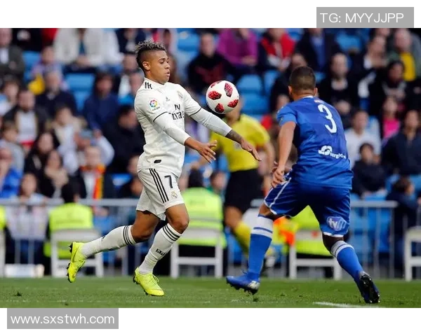 足球场上4号球星身份揭秘与他在球队中的战术作用分析