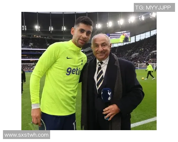 足球巨星最新动态揭晓新闻发布会亮相，聚焦赛季表现与未来计划