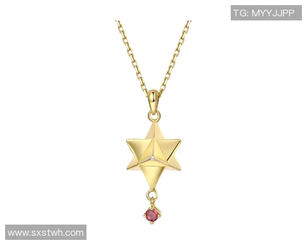 足球星月项链闪耀登场，独特设计融合运动与星辰之美，彰显个性与风采